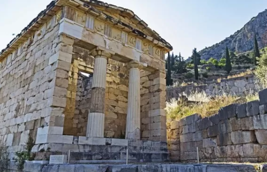 Keindahan Kuil Apollo, Delphi – Tempat Ramalan Terkenal