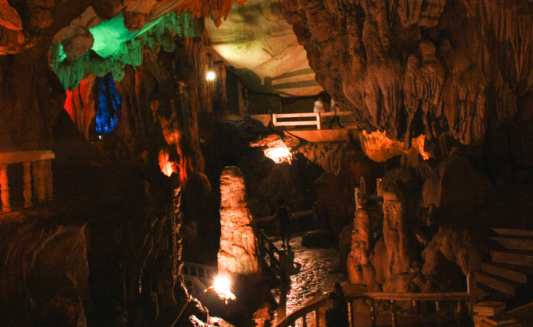 Tham Jang Cave: Menelusuri Gua yang Bersejarah di Vang Vieng