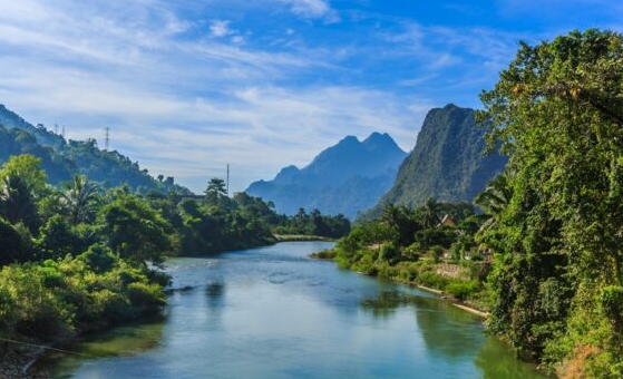Keindahan Hinboun River – Petualangan dengan Perahu di Sungai yang Memukau